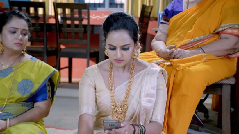 Urmila Sees through Divya's Act