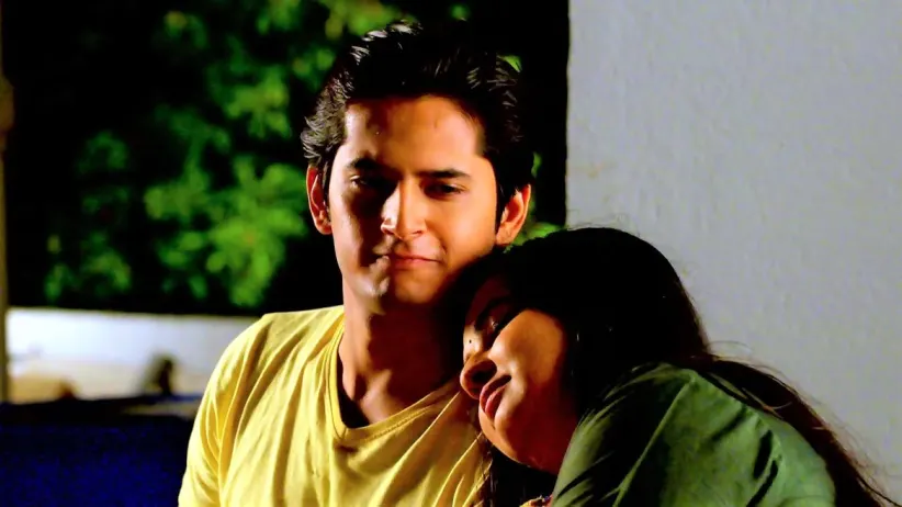 Sweetu Dozes Off on Omkar's Shoulder