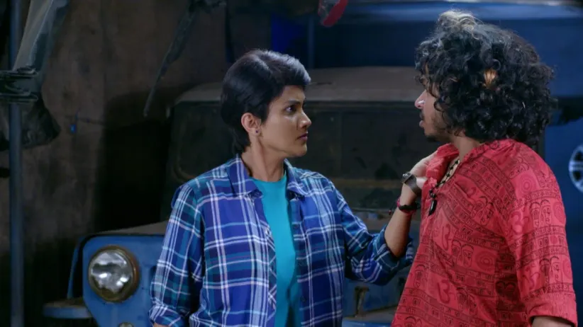 Karthik Introduces Divya to His Friends