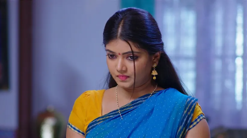 Indumati Gives Bangles to Vaidehi