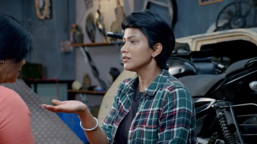Sathya Waits for Karthik's Arrival