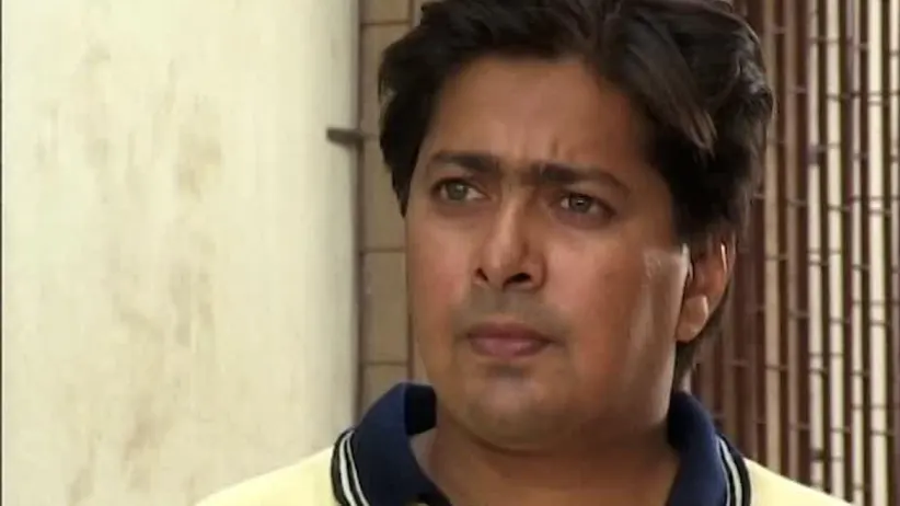 Varun starts doubting Godbole - De Dhamal