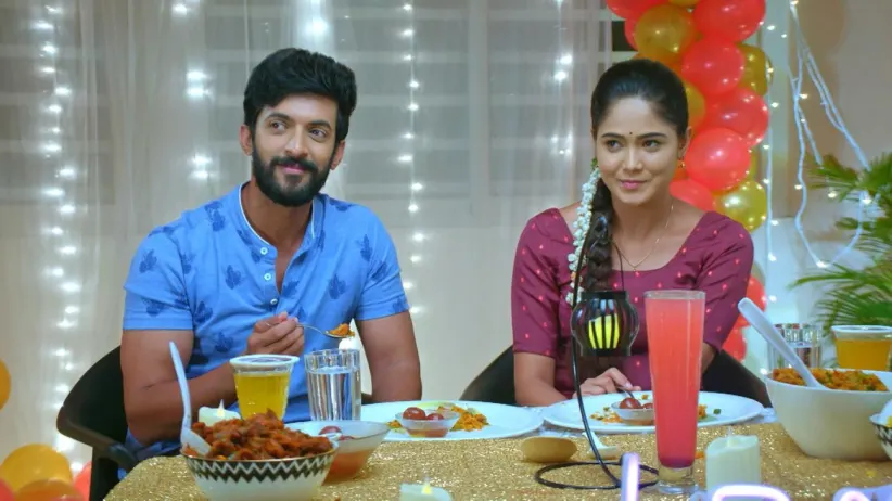 Raghu Serves Food to Aditya and Paarvathi