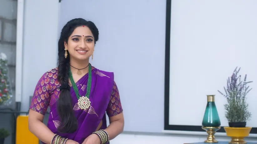 కంపెనీ కోసం నయని ఐడియా ఇస్తుంది