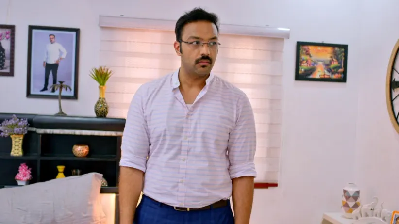 ஹாசினி பிரவலியின் தாயை சந்திக்கிறாள்