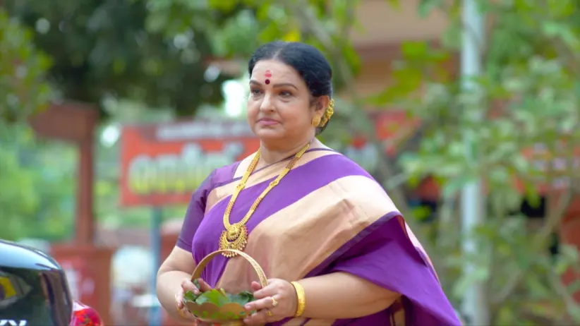 Gayathriamma Gifts Sreelakshmi a Saree