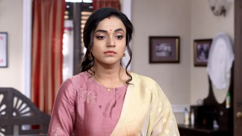 Urmi Distributes Her Wedding Gifts