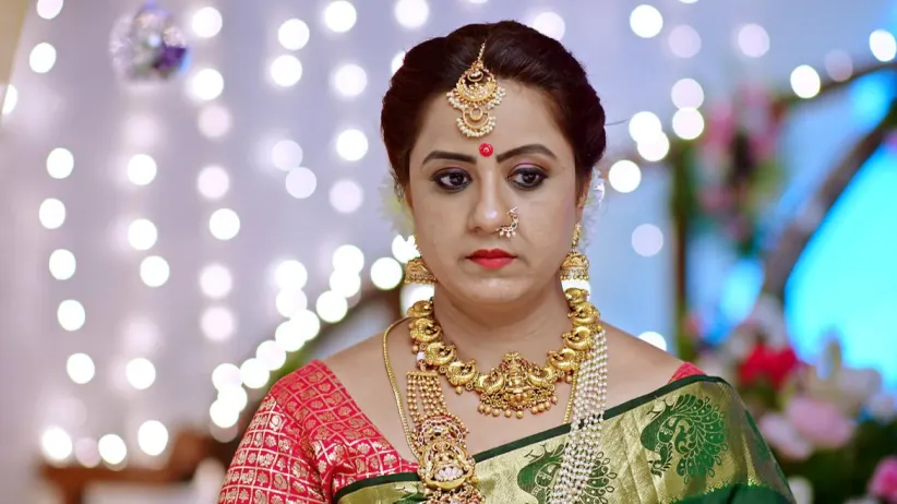 రెండు జంటలు ఆటలు ఆడతారు