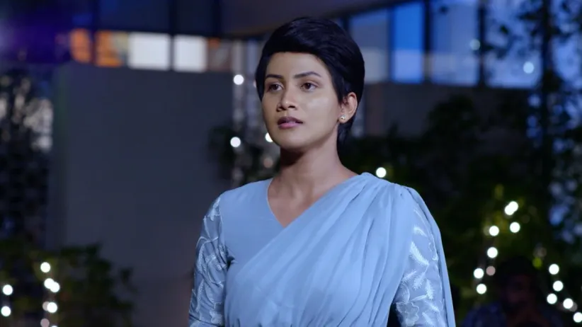 Divya Reaches Karthik's Party