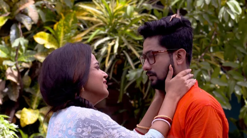 Urmi Replies Aptly to Satyaki's Insult