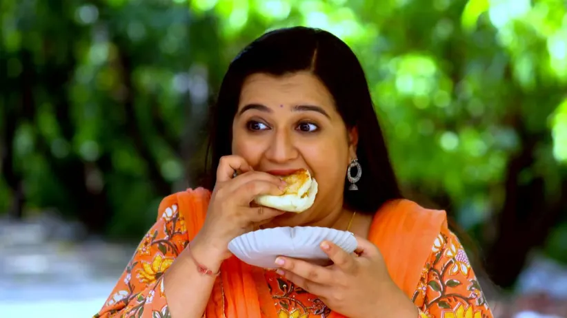 Sweetu takes Omkar to eat Vada Pav