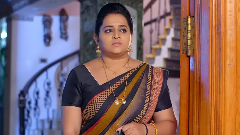 Ram Applies Henna on Geetha’s Hands