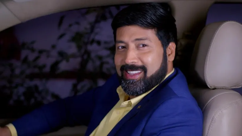 Surya Prakash Gifts a Sari to Anu