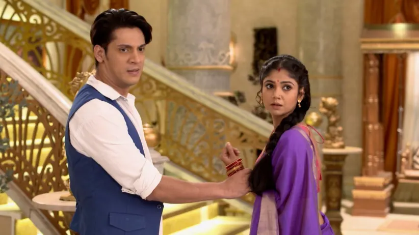 Arya Tells Santoshi to Dance