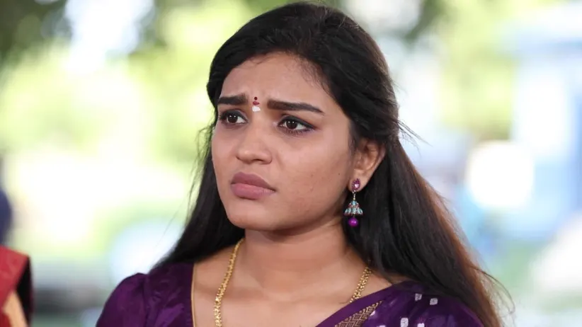 Parvathy Offers Prayers at the Temple