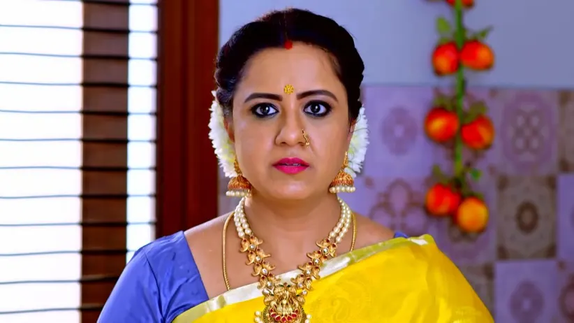 Harika Acts in Front of Jayanti | Oohalu Gusagusalade