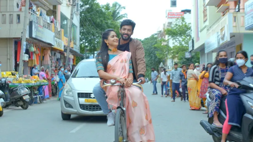 Damini Sees Aditya with Paarvathi