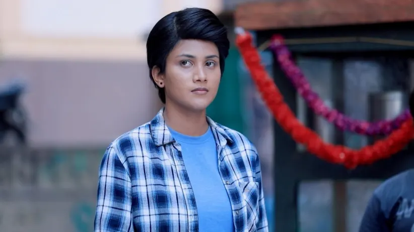 Divya Hides from Sathya and Karthik