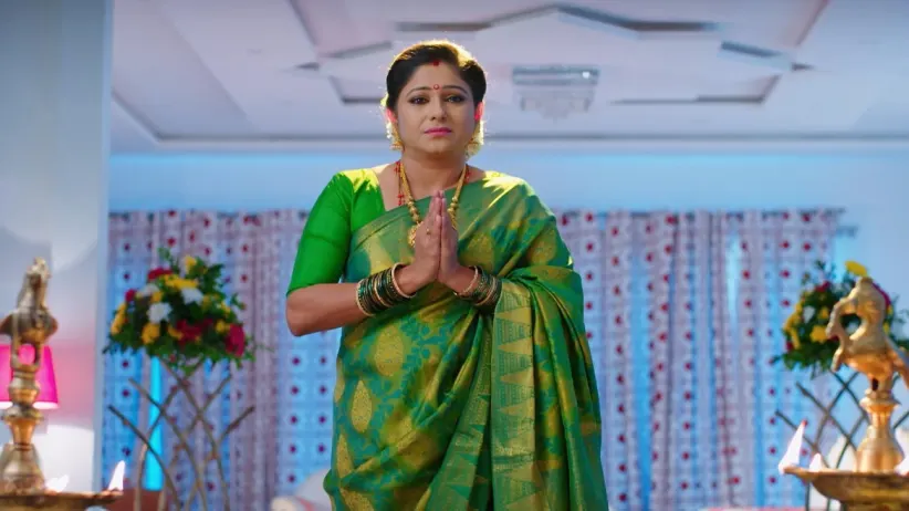 Shyama Jumps out of a Moving Car