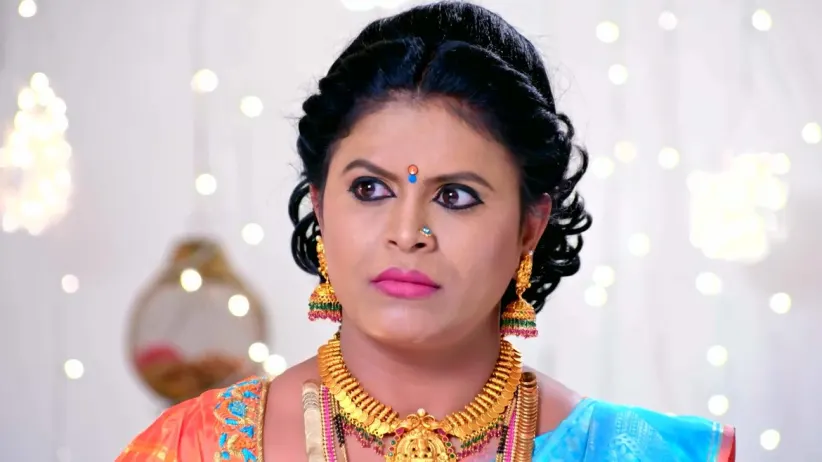 Akhila Sees Aditya-Paarvathi Together