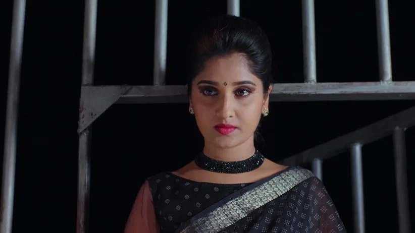 Nithya Tries to Attack Divya