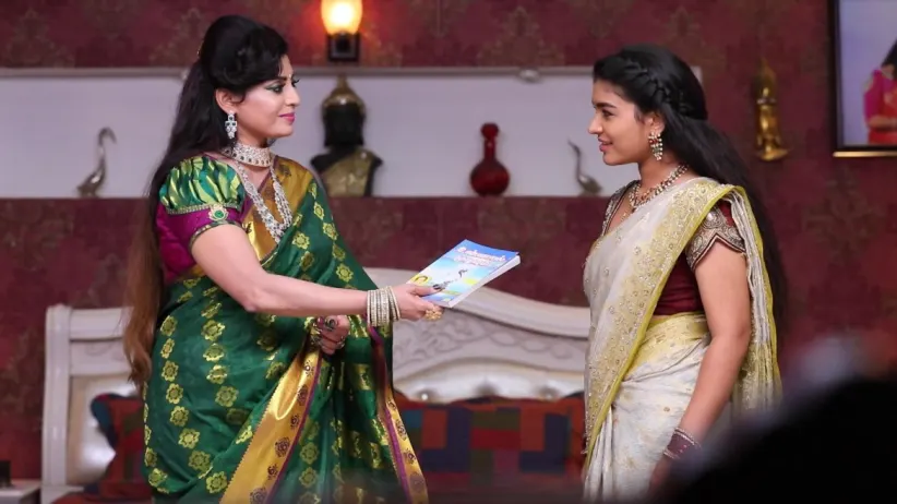 Akhila Gives a Gift to Parvathy