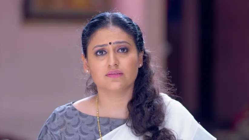 Unnithan decides to sell Meera's favourite camera - Manampole Mangalyam