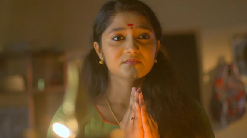 The pujari's words comfort Gayathriamma - Neeyum Njanum