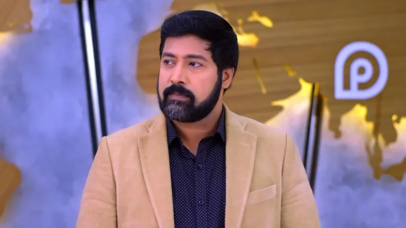 Pushpa protests outside Satish’s office - Neethane Enthan Ponvasantham
