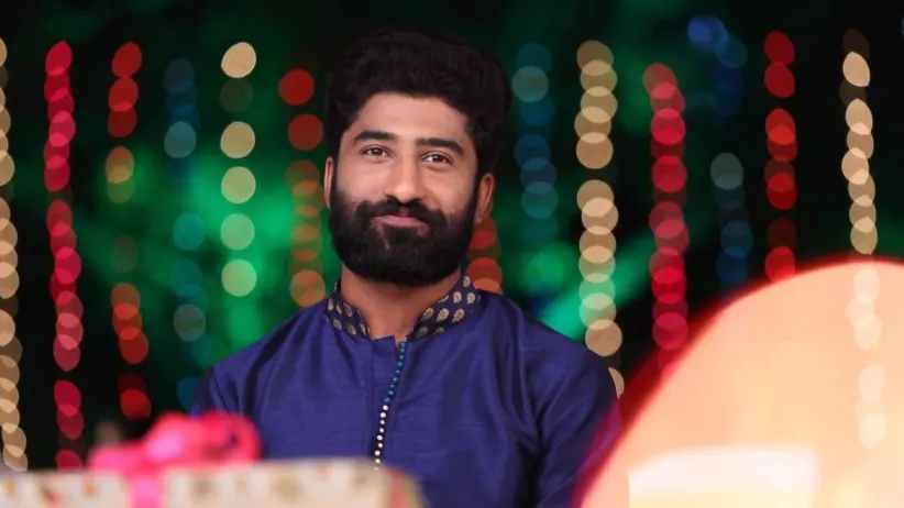 Akhila sings at the party - Sembaruthi