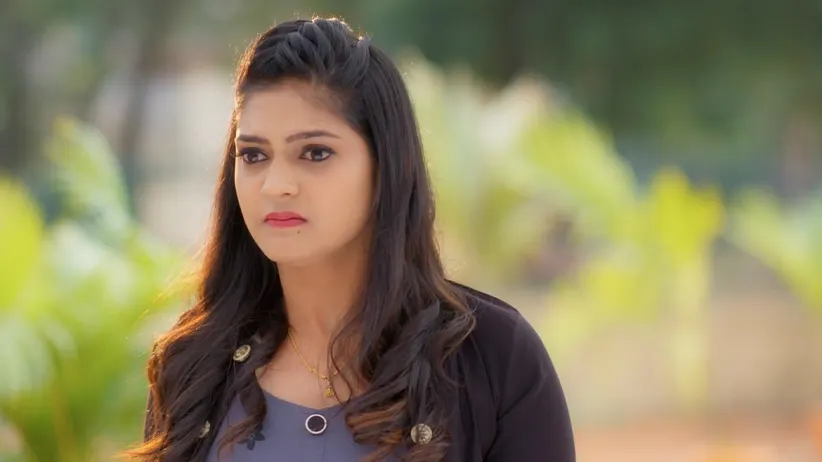 Showrya asks Kalyani to apologise - Inti Guttu