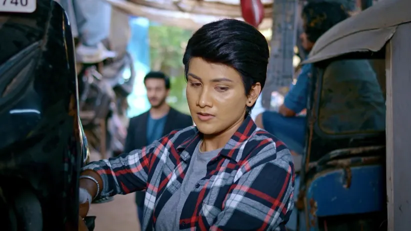 Karthik learns about Nisha and Kirtana's plan - Sathya