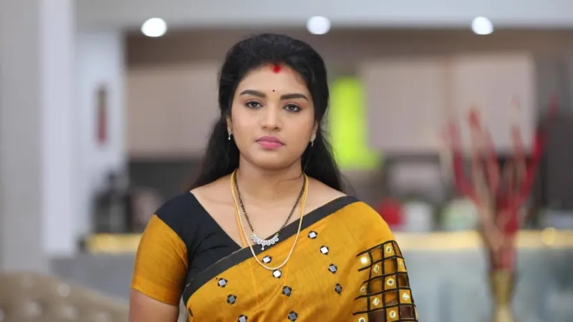Parvathy takes the chain from Vanaja - Sembaruthi