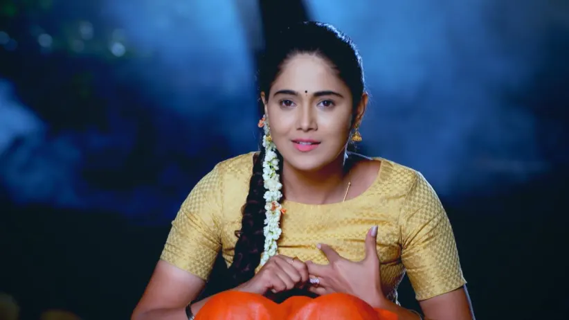 Naanu Stops Anushka from Going into the Forest - Paaru