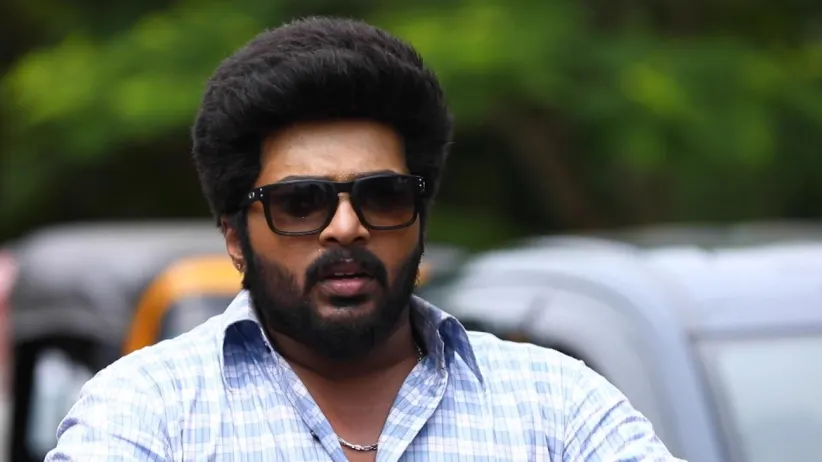 Akhila spots Adithya - Sembaruthi