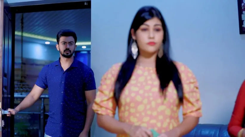 Anika urges Ambika to learn Kamali's signature