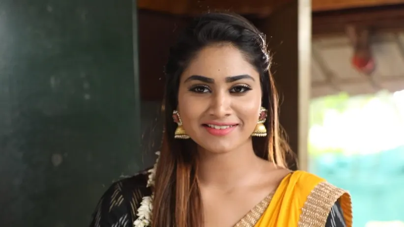 Sreeja forces Sanjeev to take her out - Rettai Roja