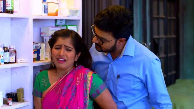 Ajit Kumar tries to speak to Manjula - Devmanus