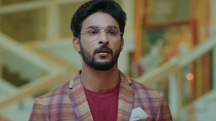 Shobha sells Akhil’s suit button - Krishna Tulasi