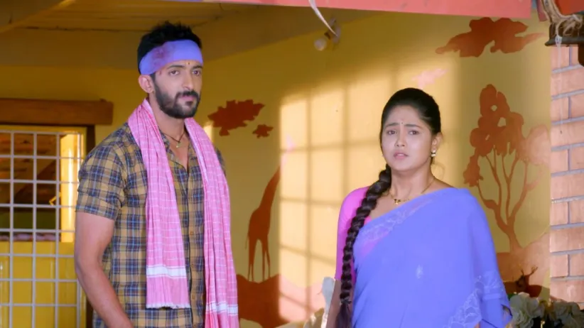 Akhila Learns about Aditya Being Hurt - Paaru