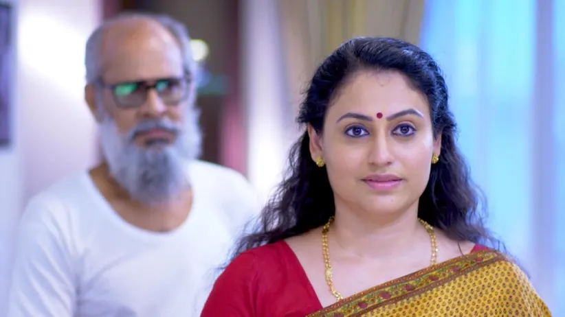 Meera makes Julie taste the dates icecream - Manampole Mangalyam