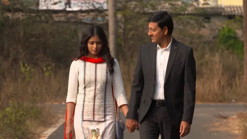 Viraj saves Nandini - Kemiti Kahibi Kaha