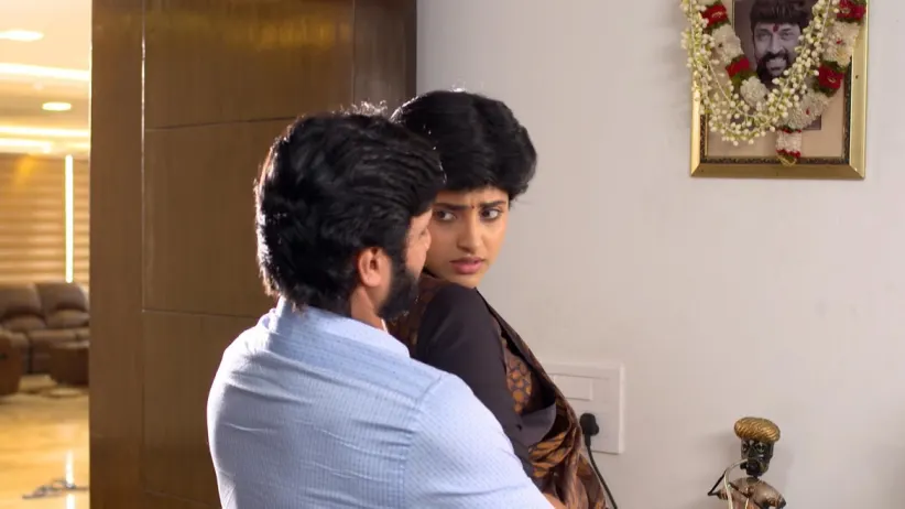 Prabhu and Sathya Share a Romantic Moment - Sathya