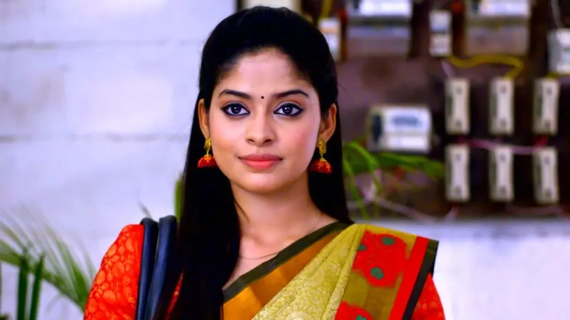 Anu buys a sari at the temple auction - Neethane Enthan Ponvasantham