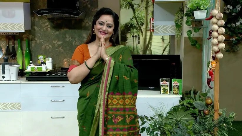 Srila and Debotri show us how to make Maayer Haater Ranna