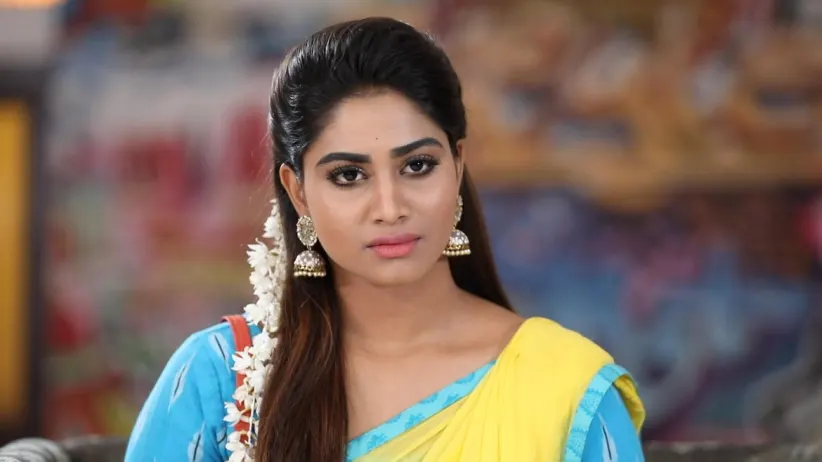 Abhirami walks into a trap - Rettai Roja