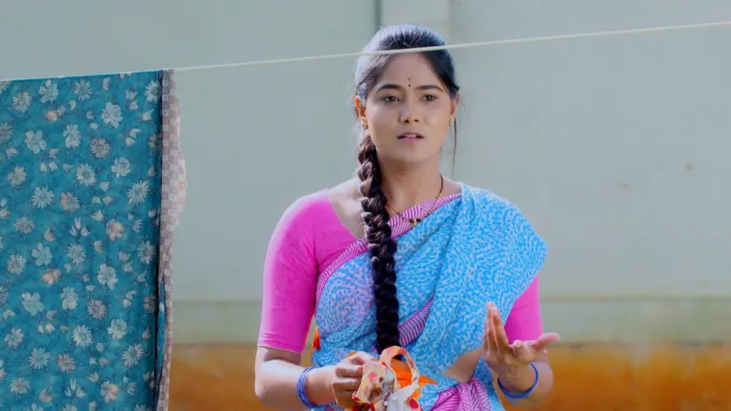 Paarvathi Helps Aditya Prepare Lunch - Paaru
