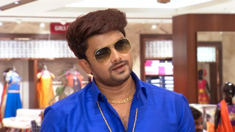 Nithya chooses a sari for herself - Kalyana Vaibhogam
