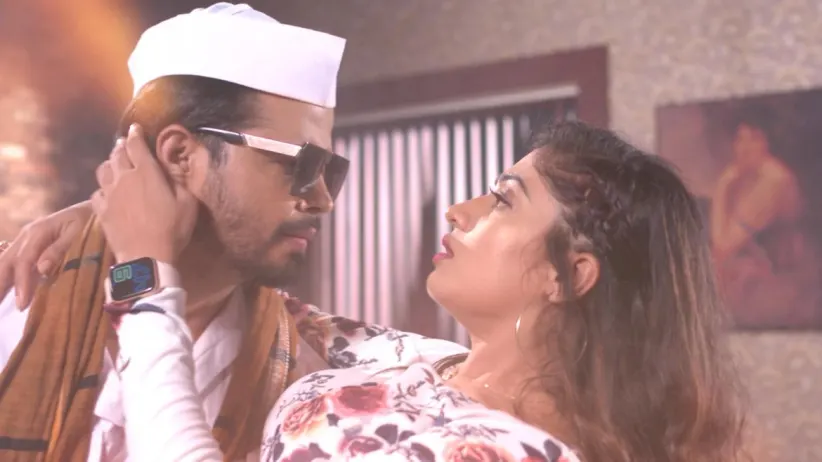 Prabhu saves Kuhu from an accident - Hey Prabhu