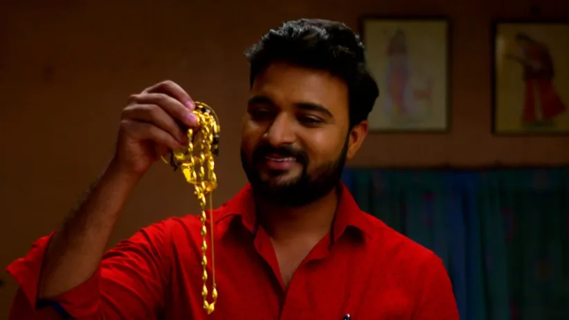 Vitthal feeds food to Aparna - Devmanus